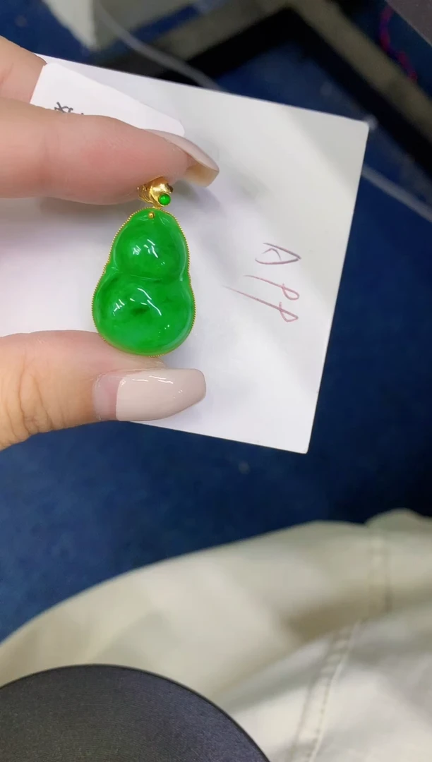 颈饰18K金镶嵌翡翠缅甸天然翡翠A货