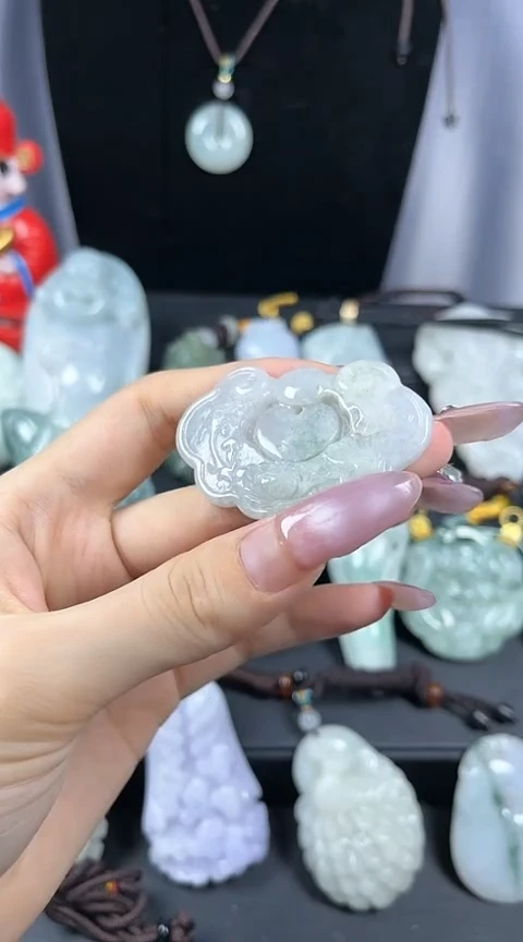 翡翠未镶嵌颈饰如意