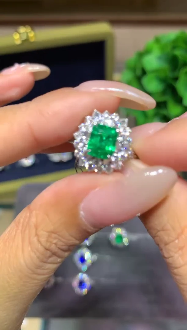 18K金镶嵌戒指祖母绿1.35ct