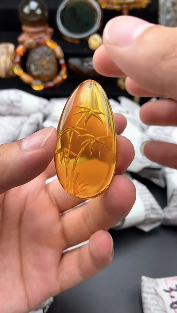 未镶嵌颈饰琥珀阴雕竹节吊坠