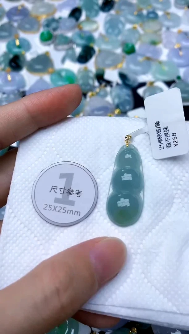 颈饰18K金镶嵌翡翠天然A货翡翠