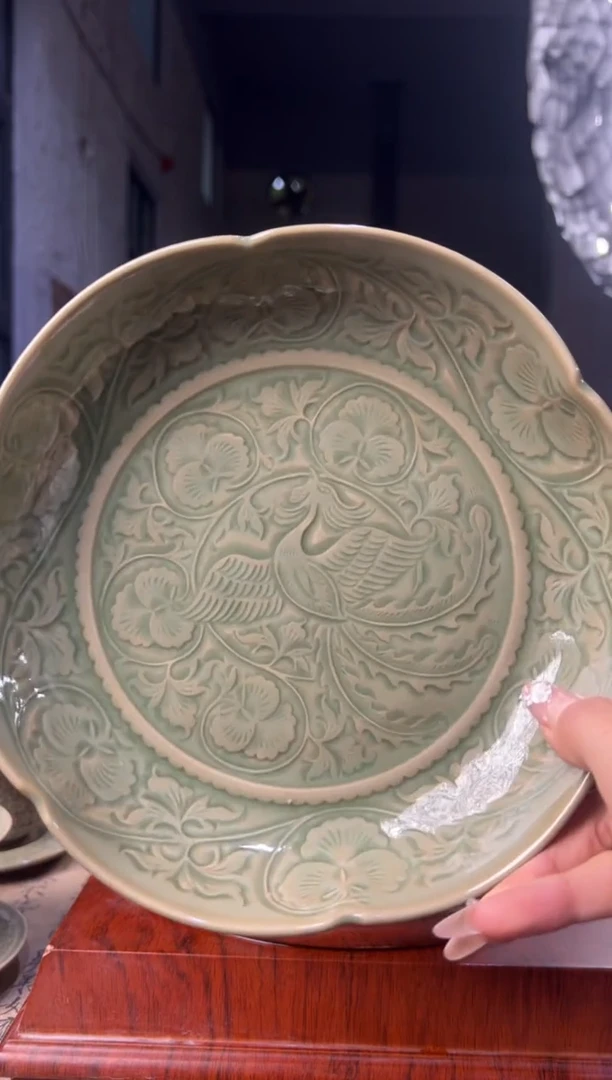 微瑕耀州窑凤穿牡丹盘