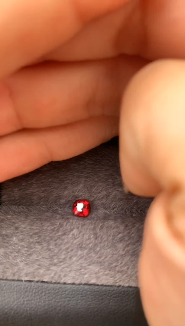 未镶嵌裸石定制尖晶石枕型 红色调 0.58ct