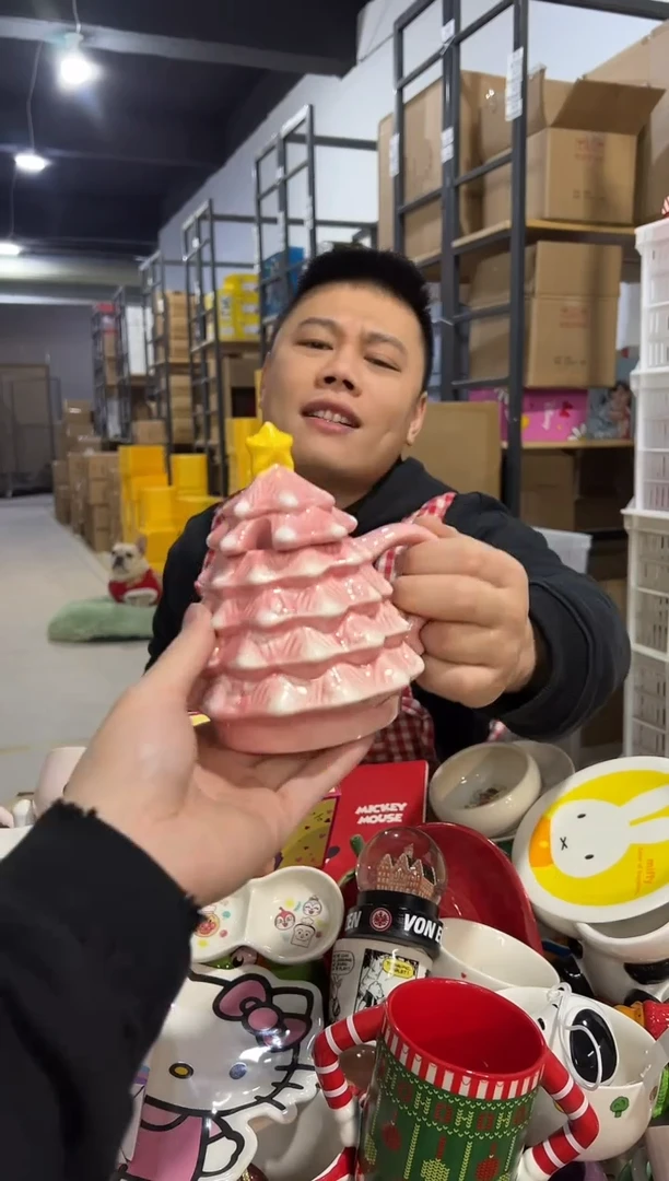 【闪购商品】杯粉色圣诞树带盖杯微瑕