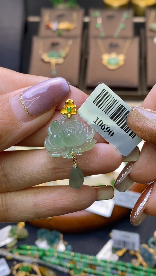 翡翠18K金镶嵌颈饰花花吊坠10690