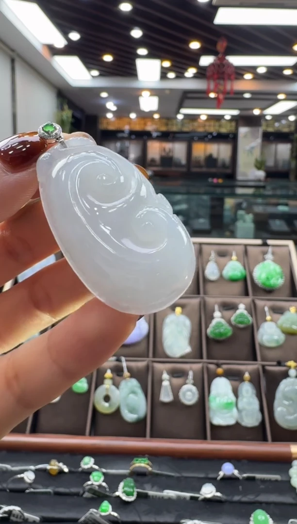 颈饰18K金镶嵌翡翠如意