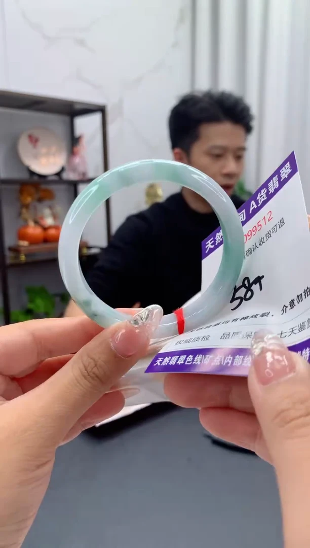 未镶嵌手镯翡翠有纹，完美者勿拍