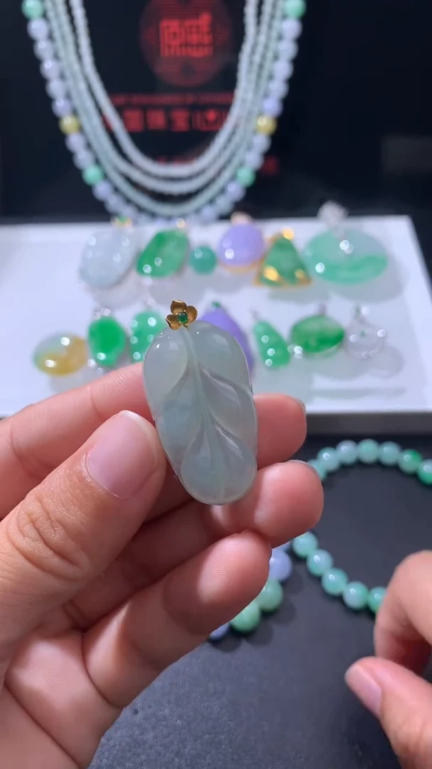 颈饰未镶嵌翡翠