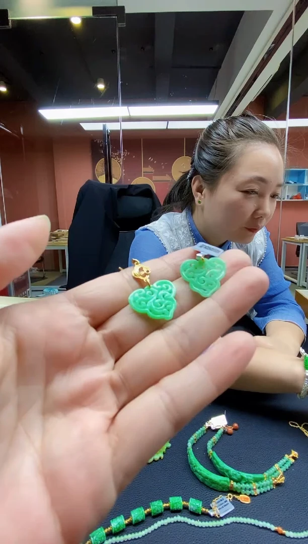 颈饰未镶嵌翡翠耳饰