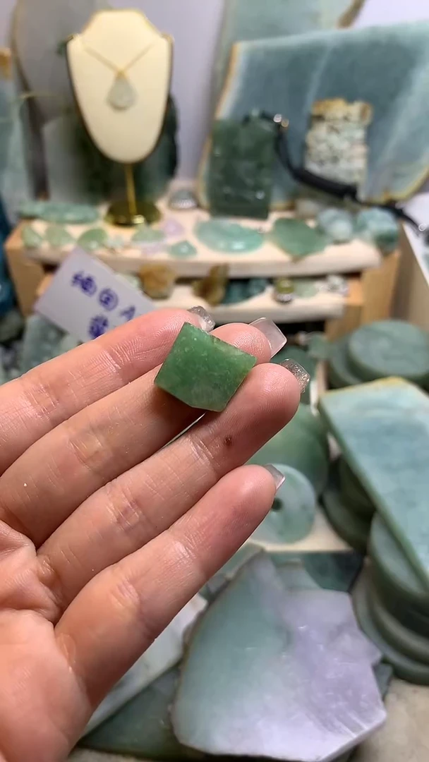 【闪购商品】翡翠挂件未镶嵌缅甸A货翡翠，没有运费险