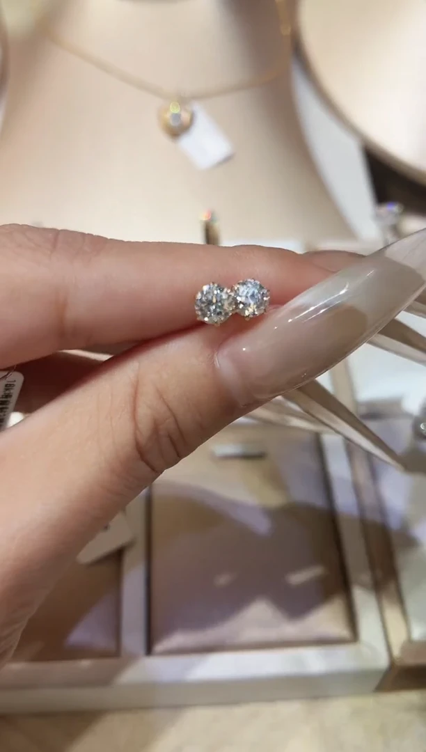 18K金镶嵌合成钻石耳饰60分一对18K黄耳钉