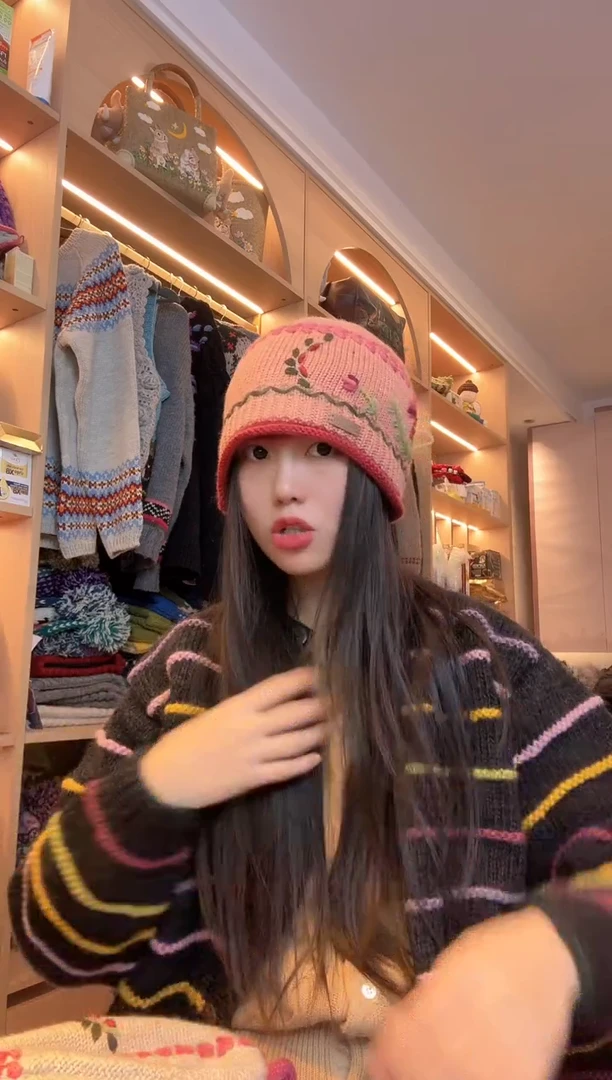 羊毛粉色刺绣帽