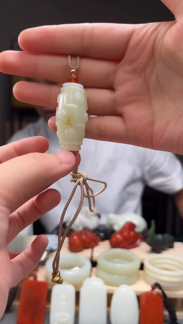 颈饰未镶嵌和田玉吊坠