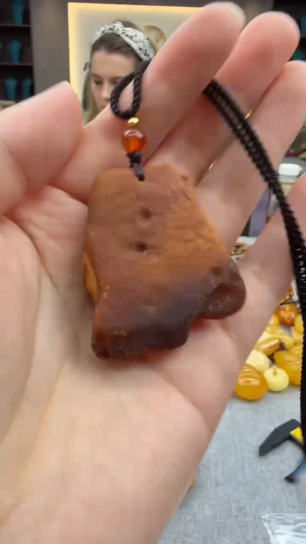 琥珀颈饰未镶嵌189秒拍号 假一罚三