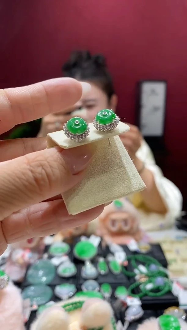 18K金镶嵌翡翠耳钉耳钉