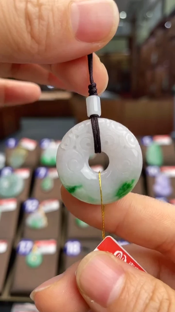 翡翠未镶嵌颈饰花件