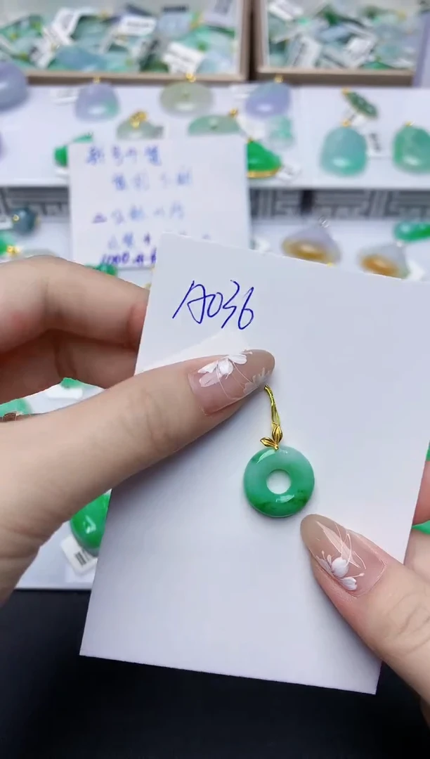 翡翠18K金镶嵌颈饰11111111