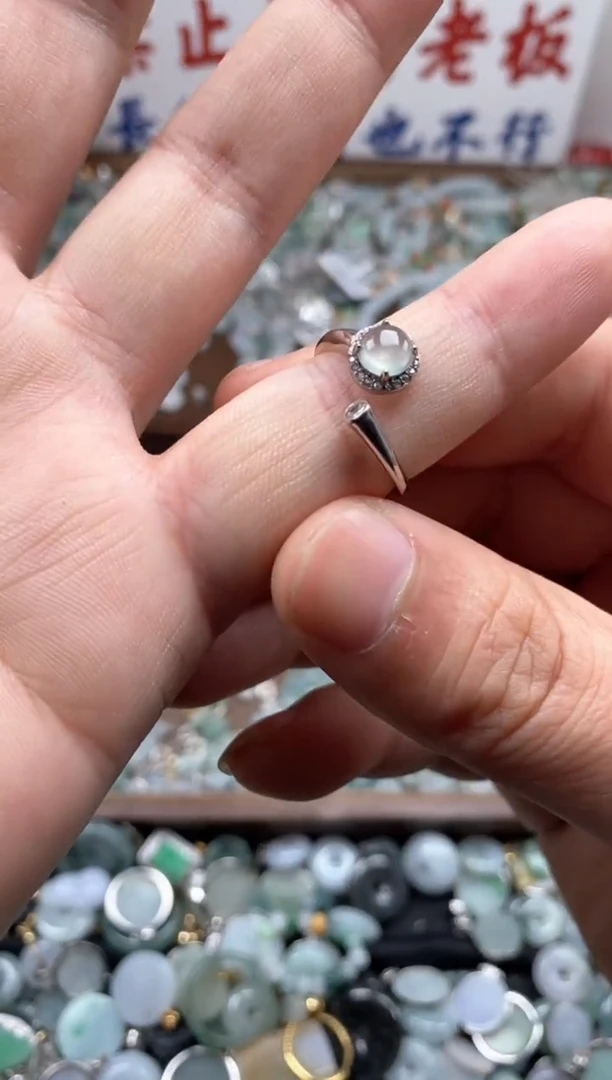 【闪购商品】翡翠颈饰未镶嵌哥哥