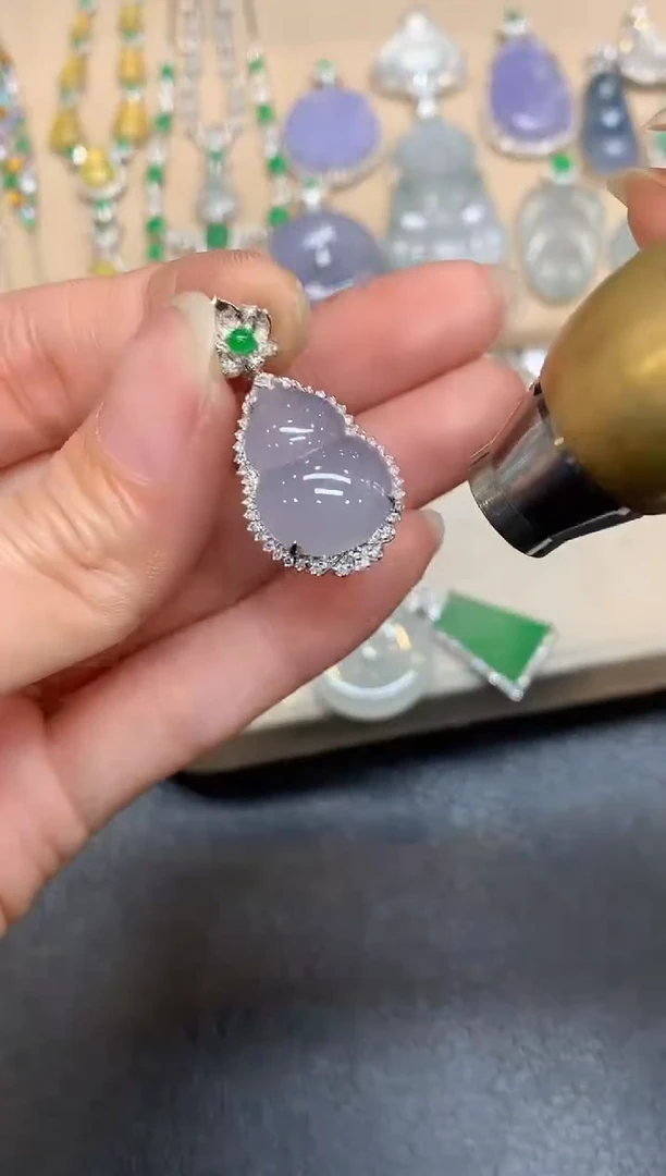 颈饰18K金镶嵌翡翠【无服务费