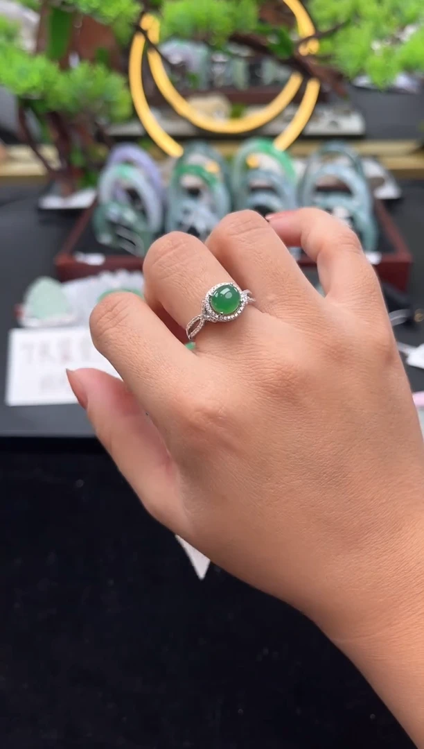 18K金镶嵌戒指翡翠戒指