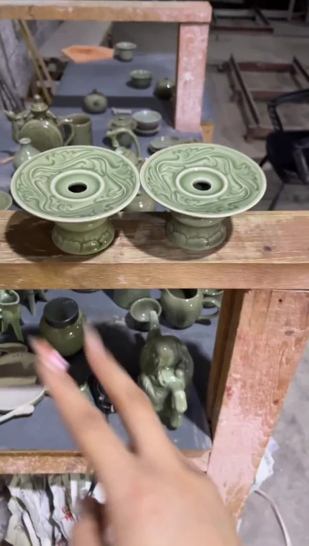 微瑕耀州窑卷草纹底托一对