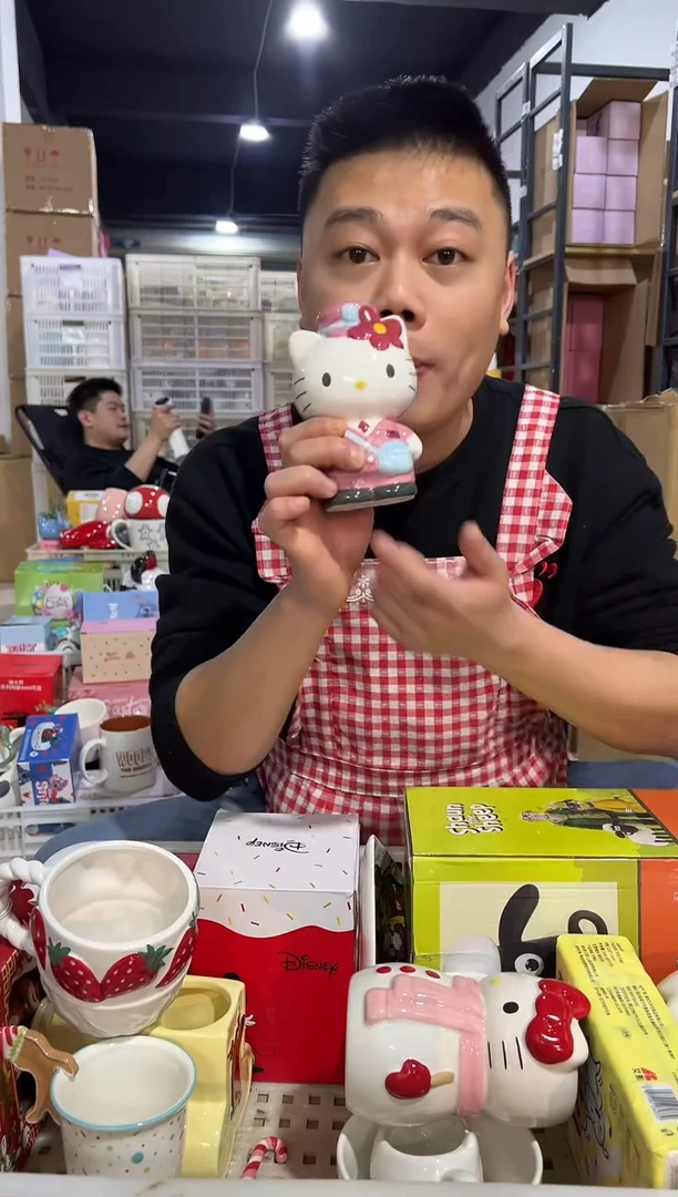 【闪购商品】杯粉色邮递员kt存钱罐