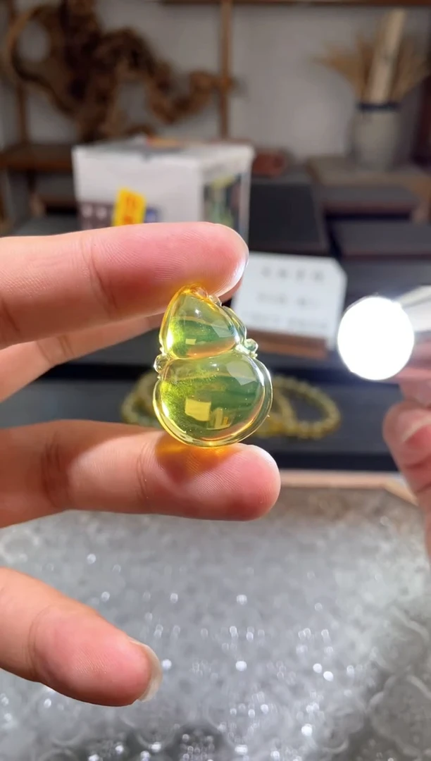 琥珀颈饰未镶嵌葫芦吊坠