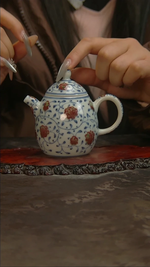 【闪购商品】青花手绘釉里红缠枝莲壶承