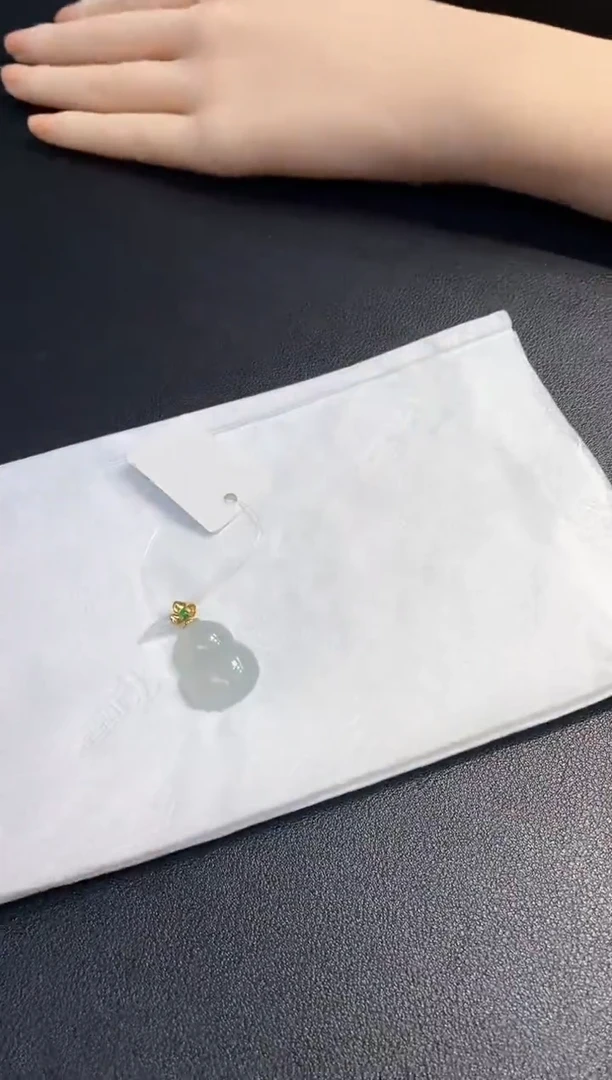 吊坠(不含链)18K金镶嵌翡翠张**?葫芦