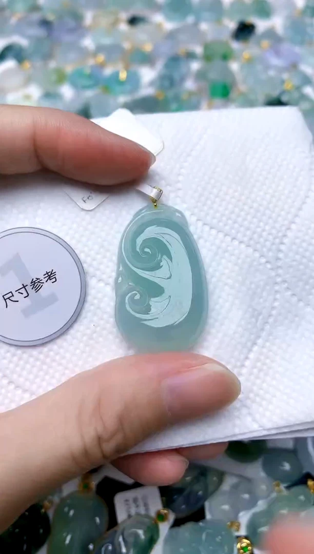 颈饰18K金镶嵌翡翠天然A货翡翠