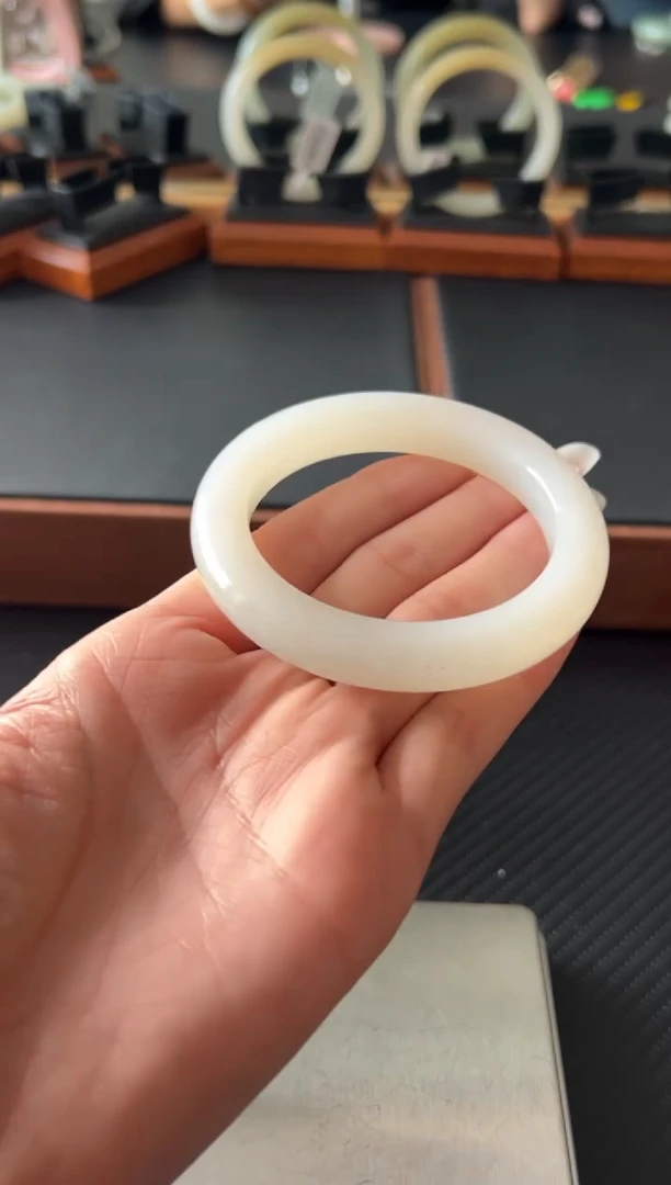 未镶嵌手镯和田玉黑山微色差55M