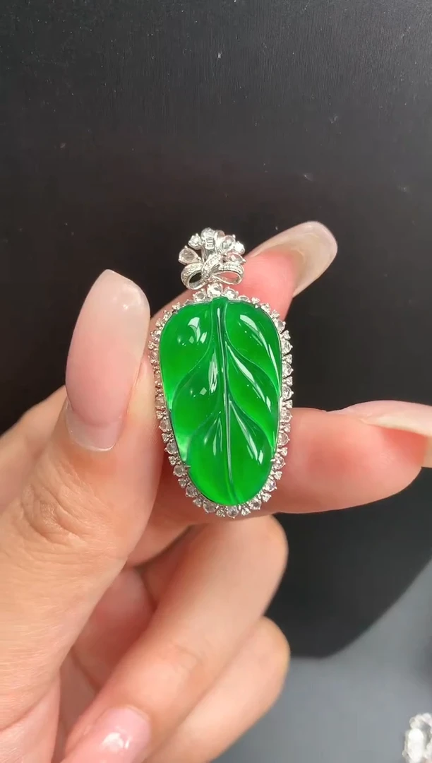 【闪购商品】翡翠颈饰18K金镶嵌叶子1583