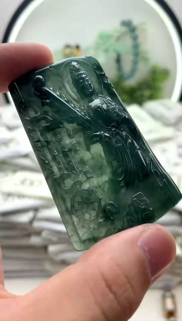 翡翠未镶嵌颈饰虚空藏