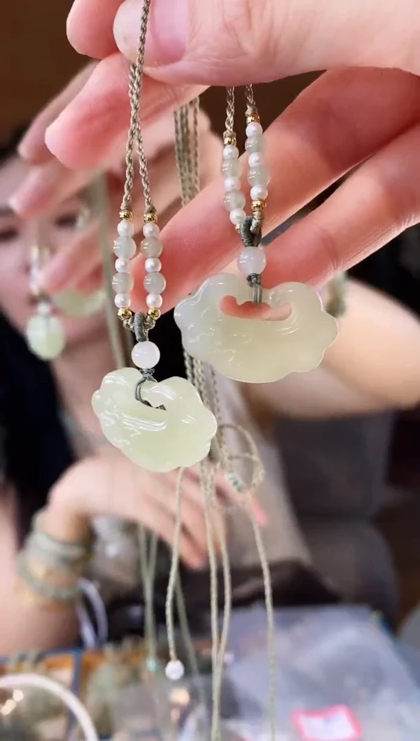 和田玉未镶嵌颈饰莲花如意锁和田玉项链