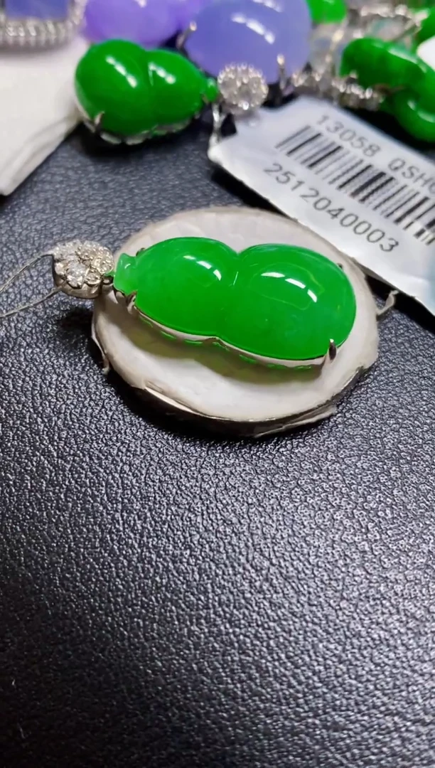 颈饰18K金镶嵌翡翠葫芦