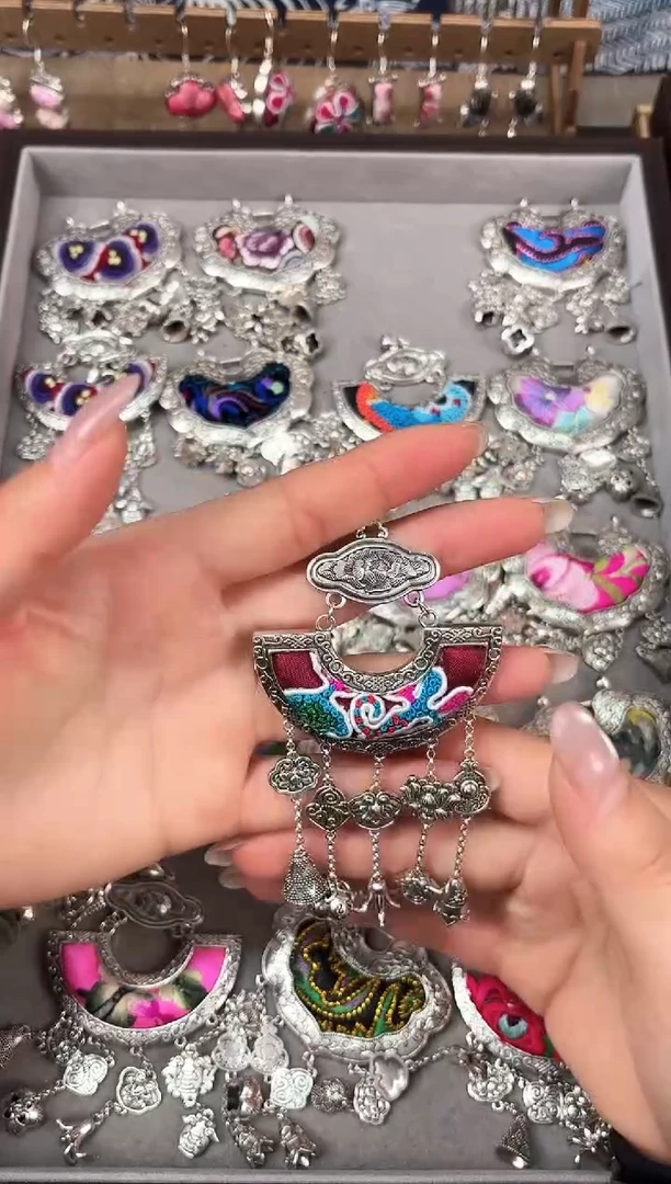 织绣民族风非遗老绣饰品298