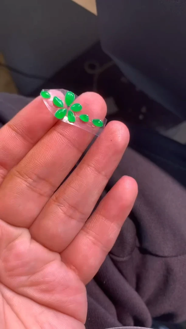 【闪购商品】翡翠颈饰未镶嵌随型一手