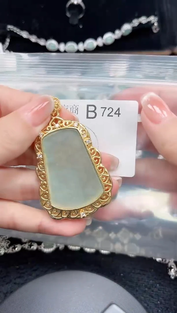 【闪购商品】翡翠颈饰未镶嵌724赠皮绳