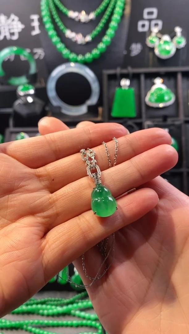 颈饰18K金镶嵌翡翠葫芦吊坠5211208