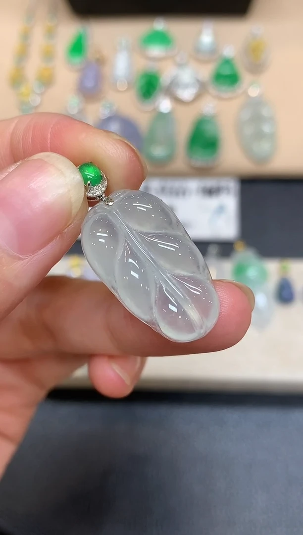 颈饰18K金镶嵌翡翠树叶【无服务费