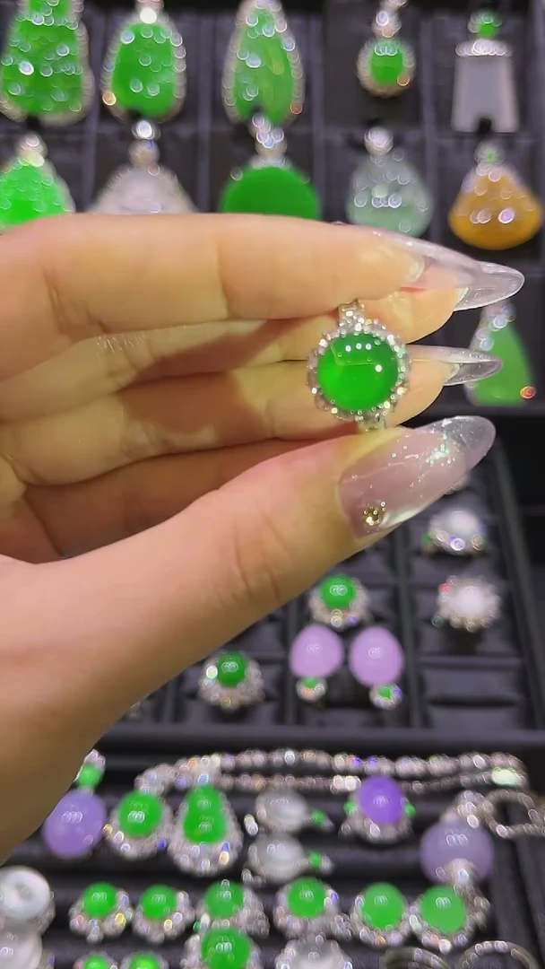 18K金镶嵌戒指翡翠戒指