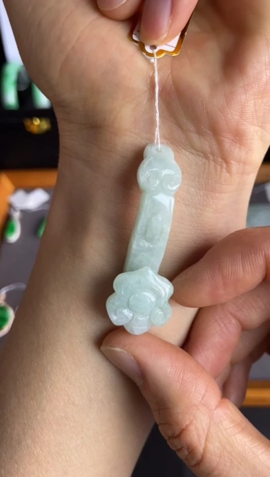 翡翠未镶嵌颈饰如意吊坠