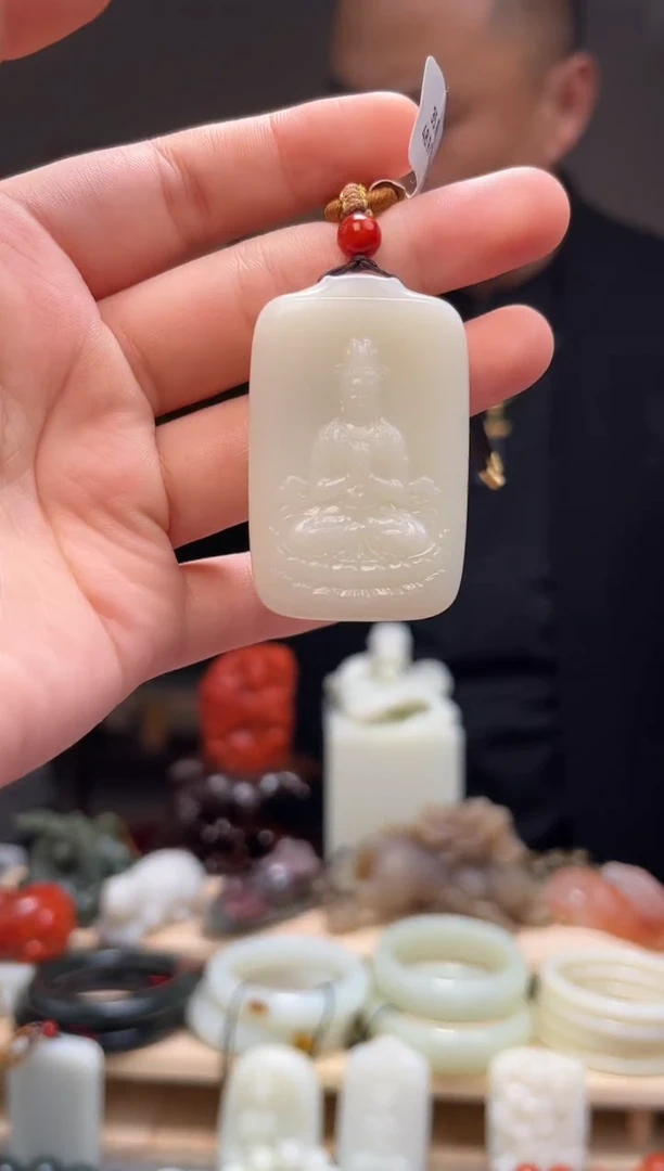 颈饰未镶嵌和田玉吊坠