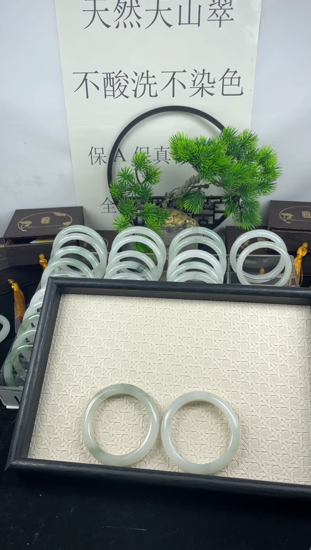 未镶嵌手镯石英质玉（天山翠）发****奥（多样性发其一）