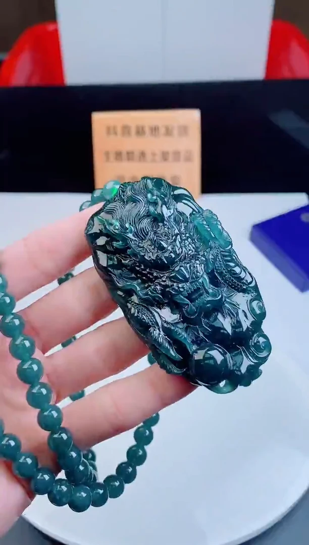 颈饰未镶嵌翡翠