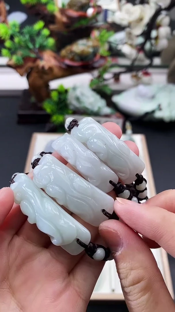 颈饰未镶嵌翡翠天然缅甸A货翡翠随机发一件