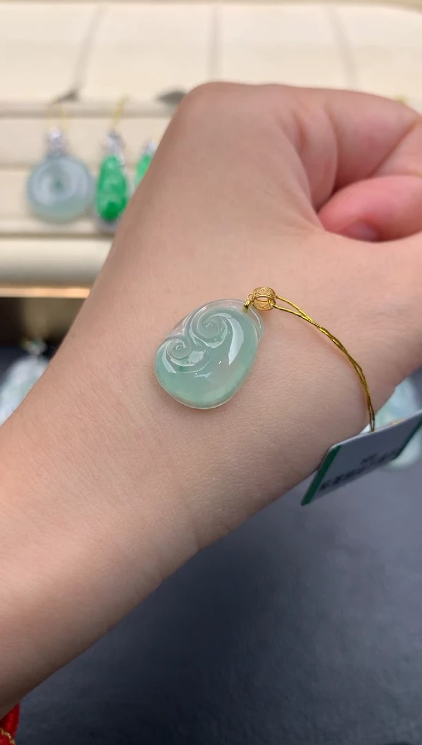 翡翠18K金镶嵌颈饰F249