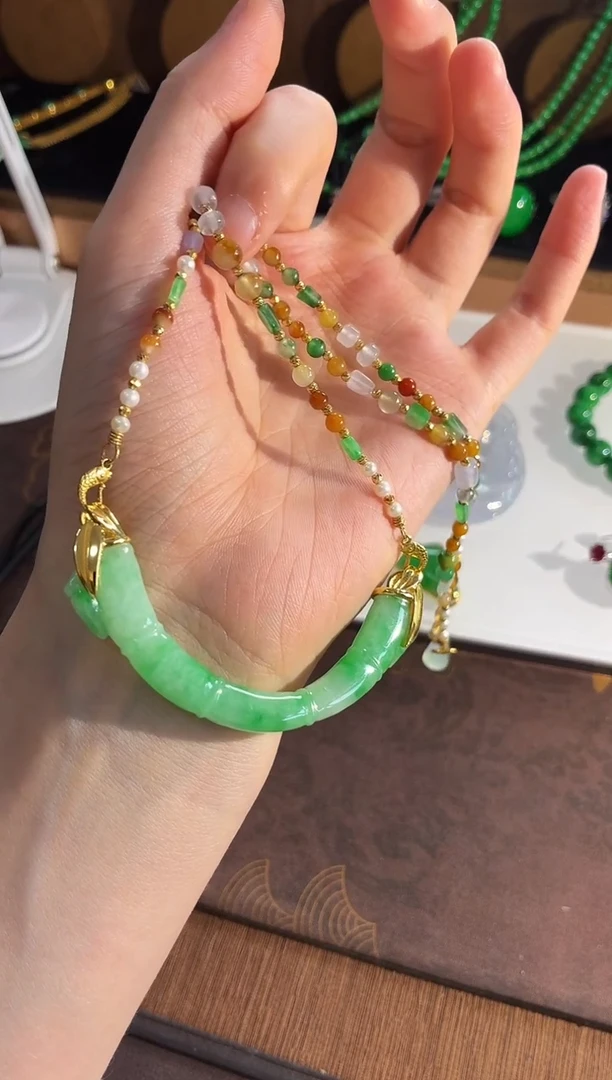 颈饰18K金镶嵌翡翠颈饰