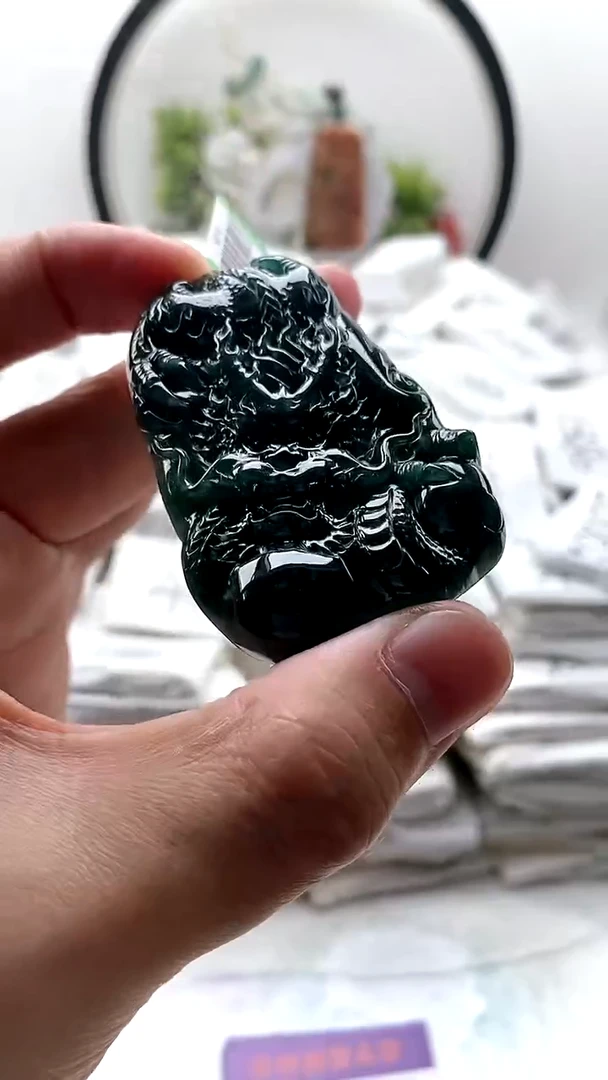 颈饰未镶嵌翡翠龙牌