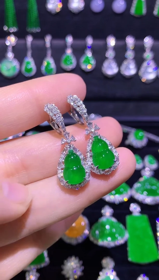 18K金镶嵌翡翠耳饰高冰满绿厚装葫芦耳坠